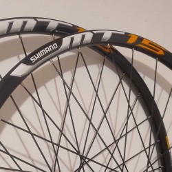 Juego de ruedas armadas Shimano MT15 R26 casete center lock LIQUIDACIÓN